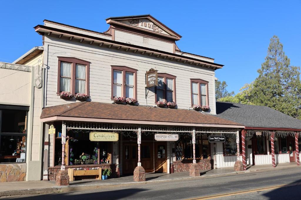 an old building on the corner of a street at Mariposa Hotel Inn in Mariposa