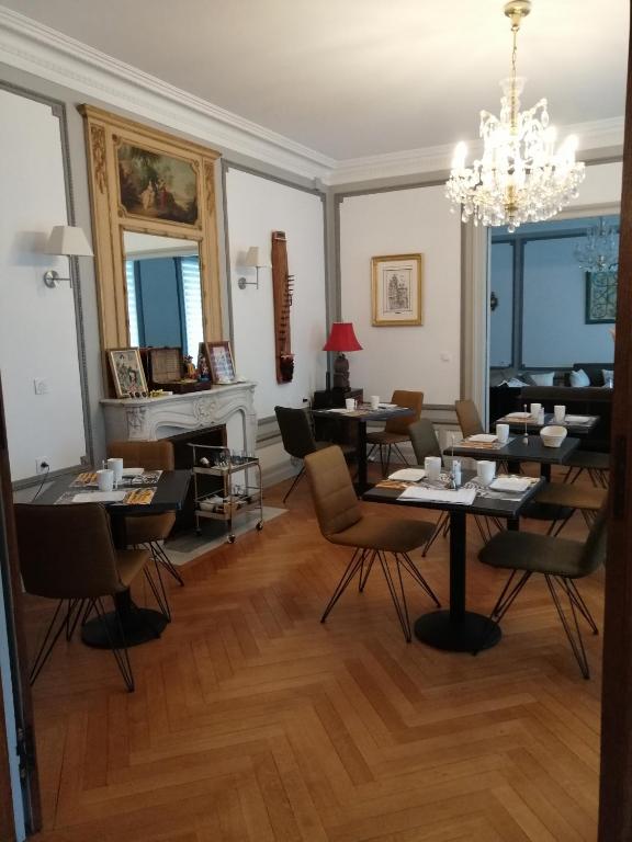 Posezení v ubytování Chambres d'Hôtes de luxe Côté Parc-Côté Jardin avec parking privé gratuit