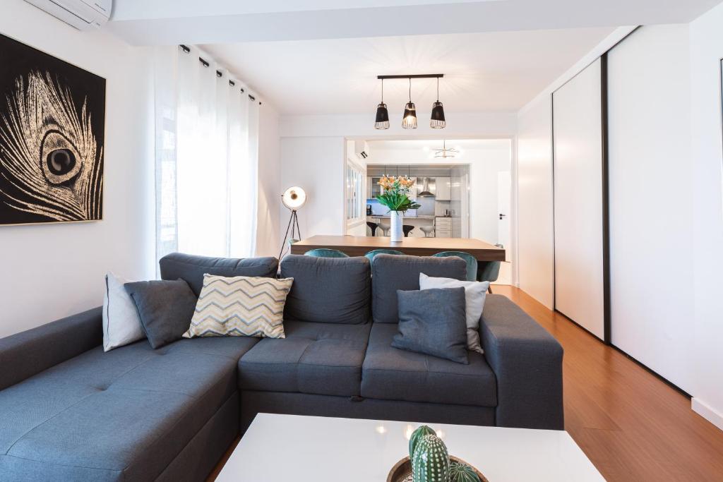 Elegant and spacious 3 bedroom 3 bath apartment 10 mins to the