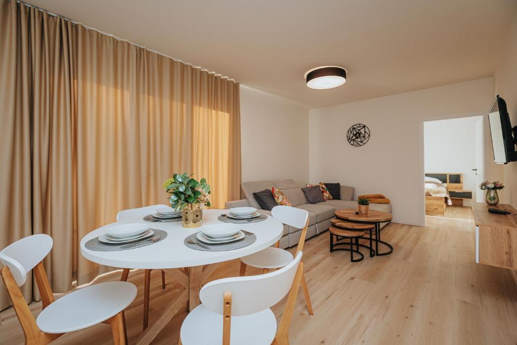 un soggiorno con tavolo e sedie bianchi di Apartmán BALIN X31 a Dolný Kubín