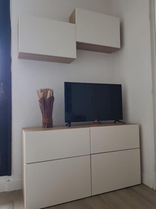 Televízia a/alebo spoločenská miestnosť v ubytovaní MARSEILLAN-PLAGE Appartement Coeur de sable
