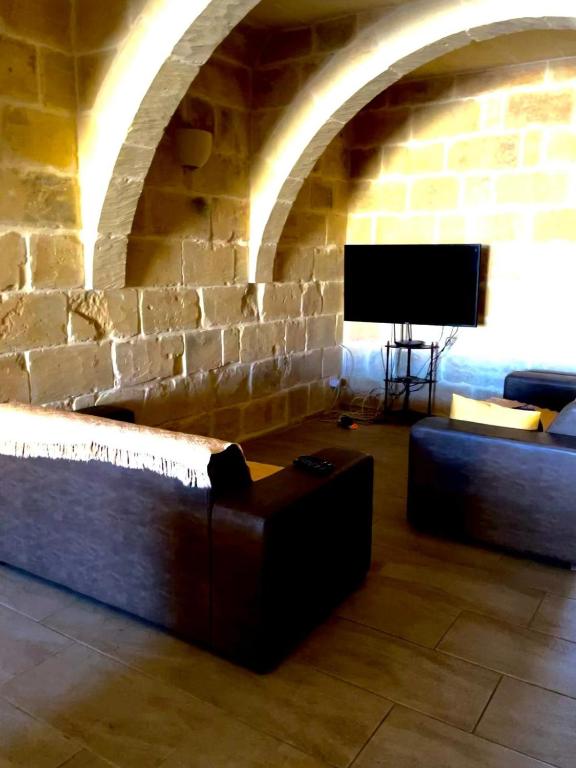 Ta' Rozi 5 Bedroom Farmhouse with Private Pool, Gharb – Preços ...