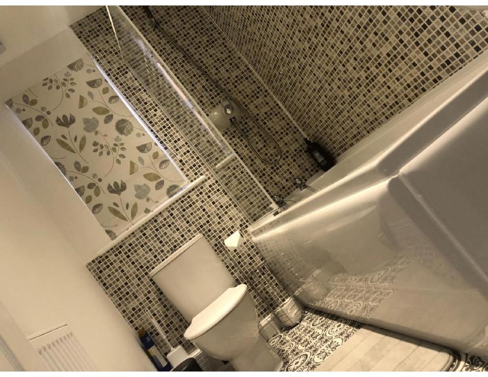un piccolo bagno con servizi igienici e doccia di Perfectly placed 3 bed home in a peaceful close a Darlington