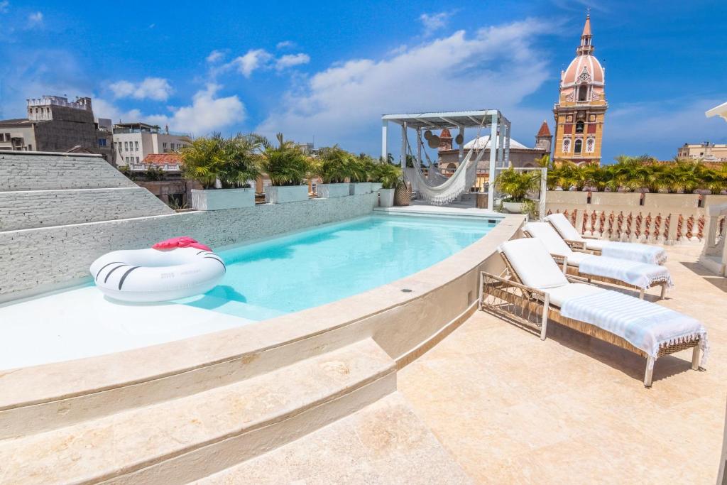 una piscina sul tetto di un edificio di Casa Diluca Cartagena Hotel Boutique a Cartagena de Indias