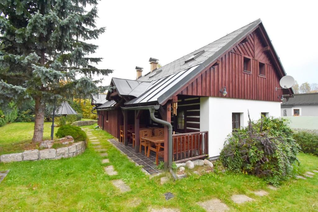 Casa roja y blanca con porche en U Kopejdy, en Smržovka