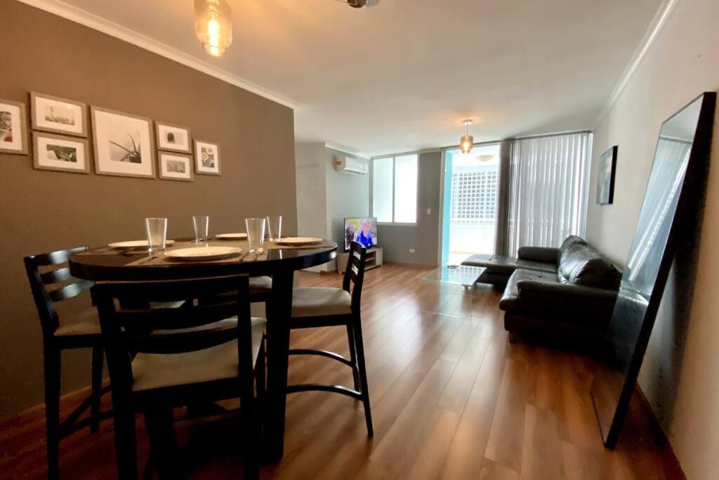 a dining room with a table and a couch at Apartamento con excelente ubicación! Hasta 4 Personas in Panama City