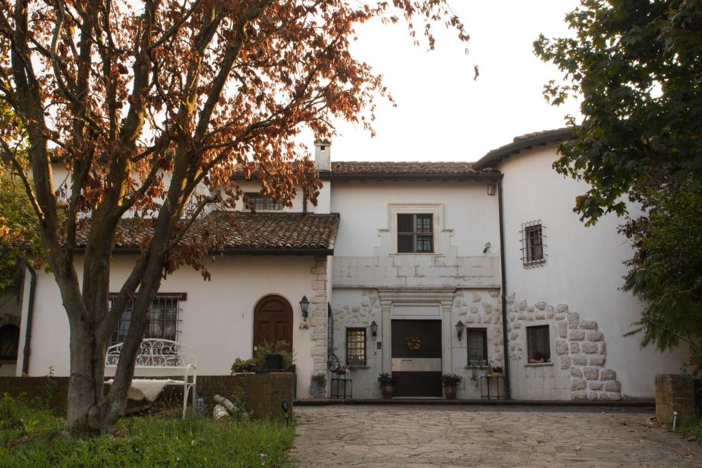 ein weißes Haus mit einem Baum davor in der Unterkunft Ca'stello23 in Sala Bolognese