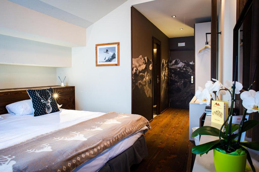 Postel nebo postele na pokoji v ubytování Hotel De Champoluc