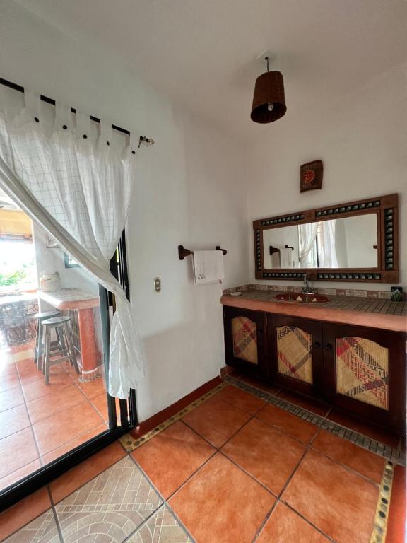 un baño con lavabo y espejo en Villa el Arca, en Zihuatanejo