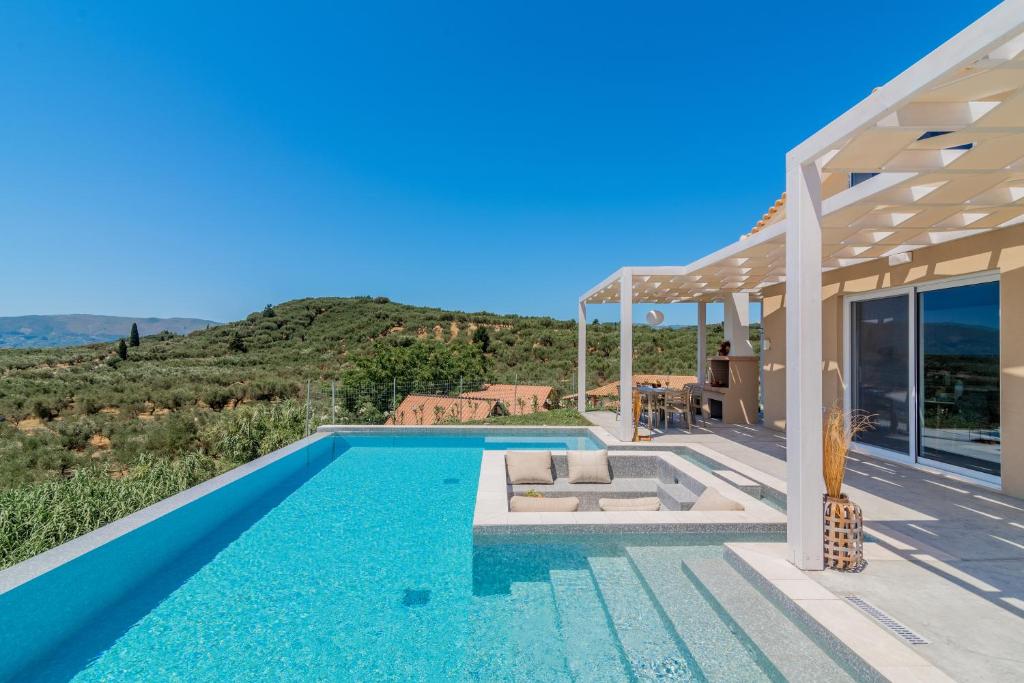 Bazén v ubytovaní Spartakos Luxury Villa 1 alebo v jeho blízkosti