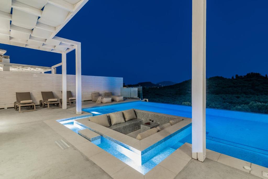 Bazén v ubytovaní Spartakos Luxury Villa 1 alebo v jeho blízkosti