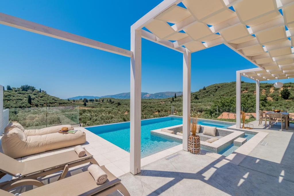 Bazén v ubytovaní Spartakos Luxury Villa 1 alebo v jeho blízkosti