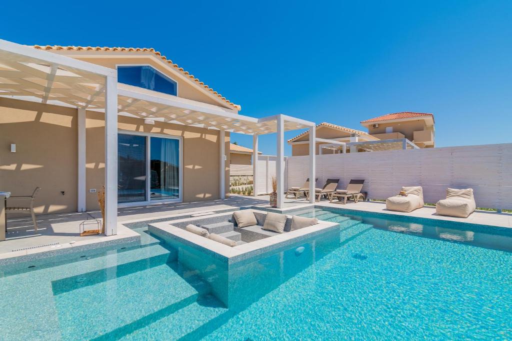 Bazén v ubytovaní Spartakos Luxury Villa 1 alebo v jeho blízkosti