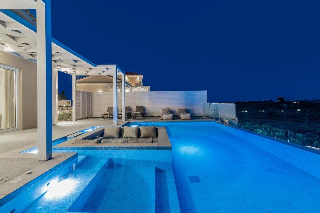 Bazén v ubytovaní Spartakos Luxury Villa 1 alebo v jeho blízkosti