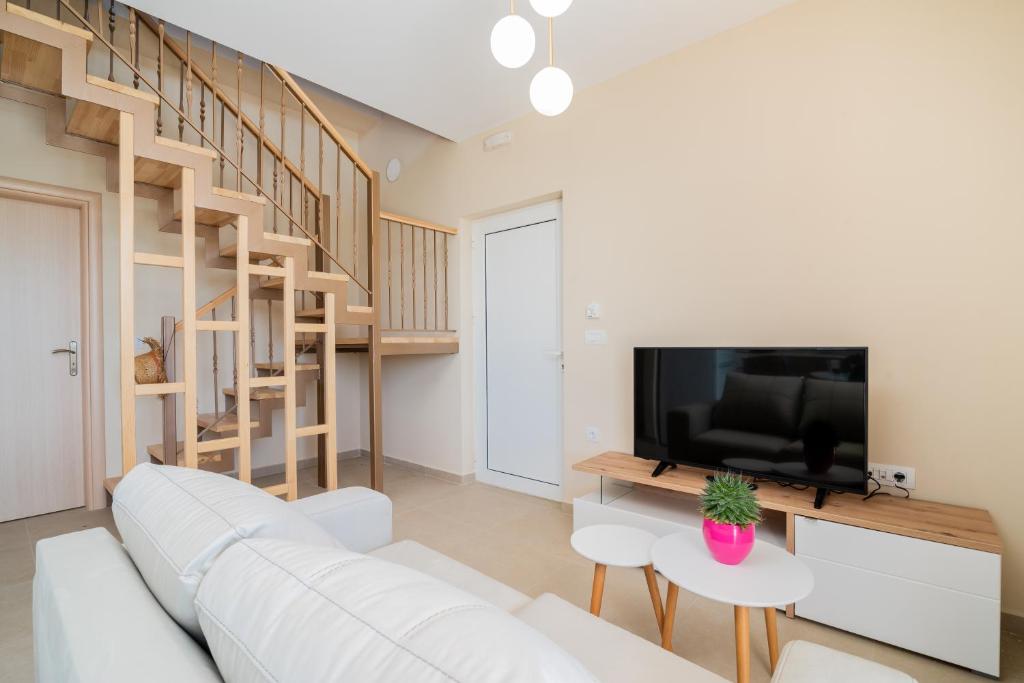 Televízia a/alebo spoločenská miestnosť v ubytovaní Spartakos Luxury Villa 1