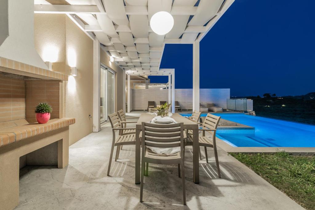 Bazén v ubytovaní Spartakos Luxury Villa 1 alebo v jeho blízkosti