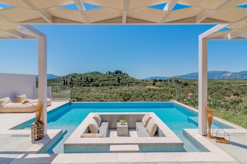 Bazén v ubytovaní Spartakos Luxury Villa 1 alebo v jeho blízkosti