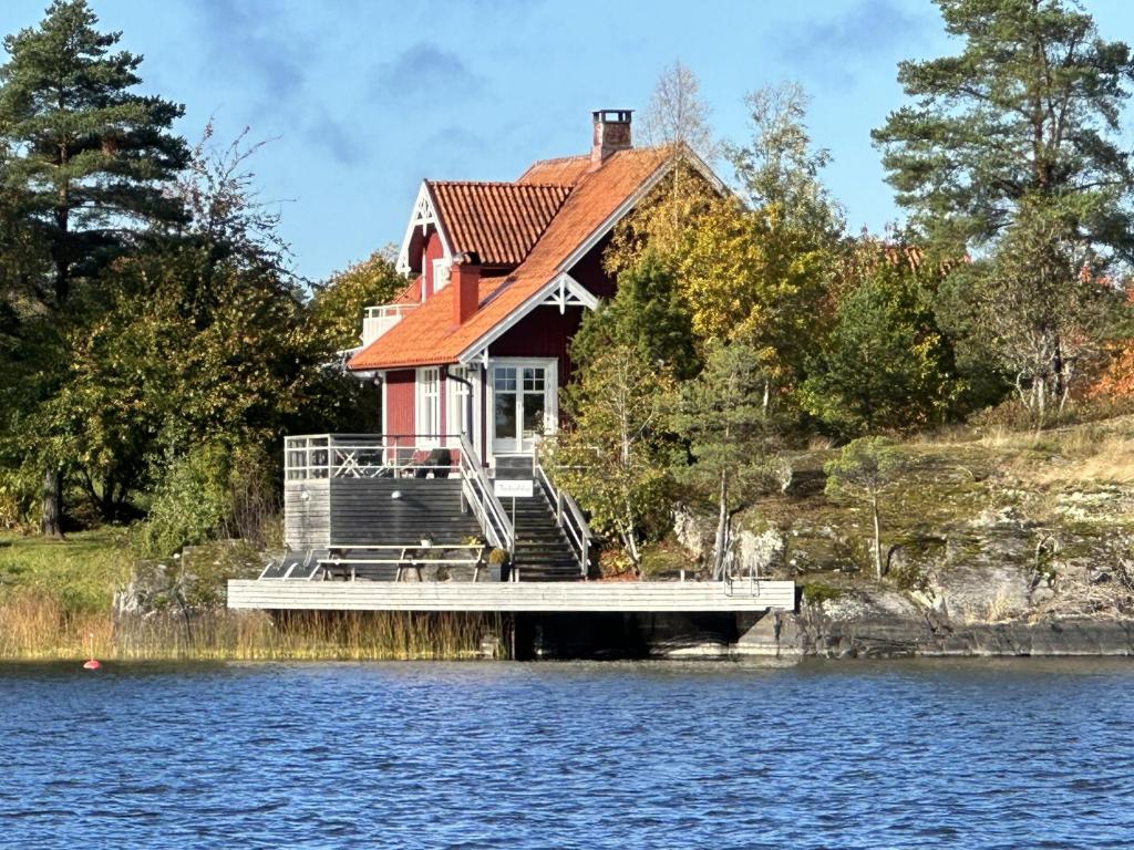 una casa en la orilla de un cuerpo de agua en Unique house in Kopmannebro with fantastic lake plot, en Köpmannebro