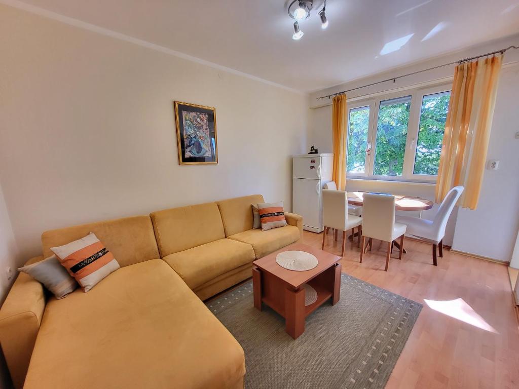 sala de estar con sofá y mesa en Apartment Kantrida-Near the Beach, en Rijeka