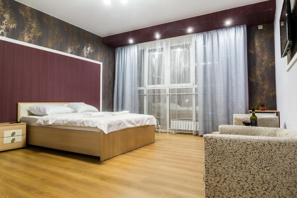 サマラにあるHotel Nitsaのベッドルーム(大型ベッド1台、窓付)