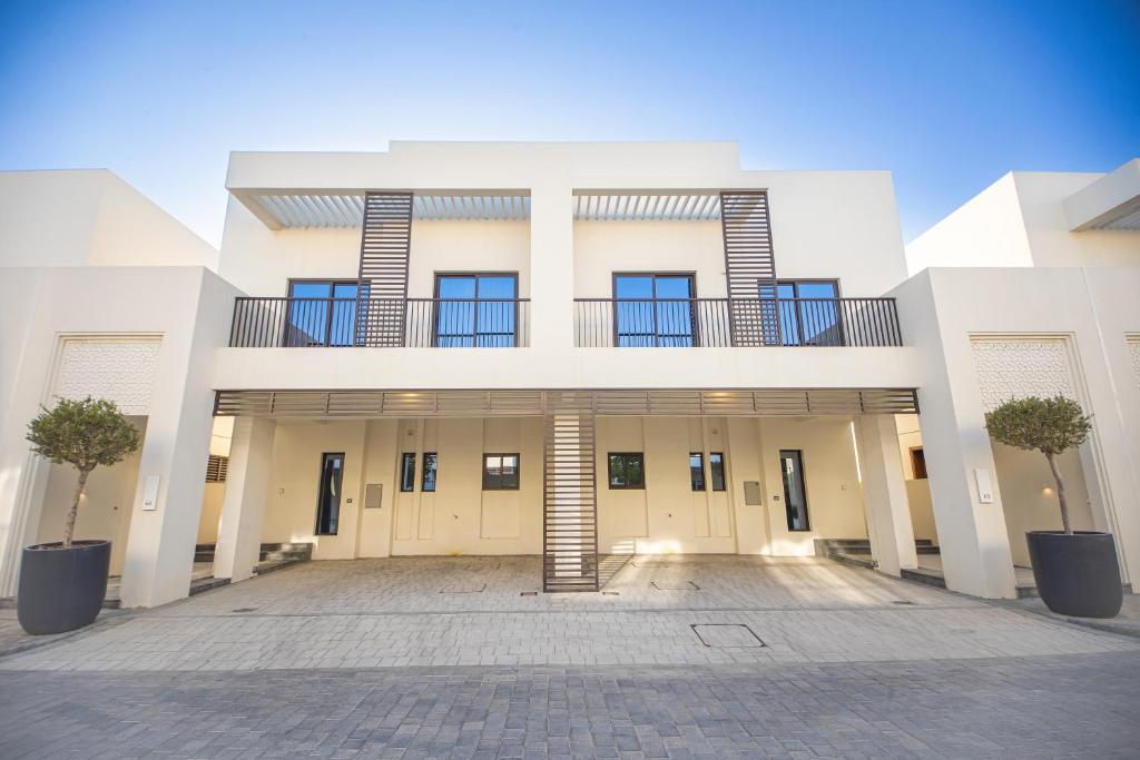 Gallery image of Luxury 3 bedroom villa # 64 with beach and pool access in Fujairah