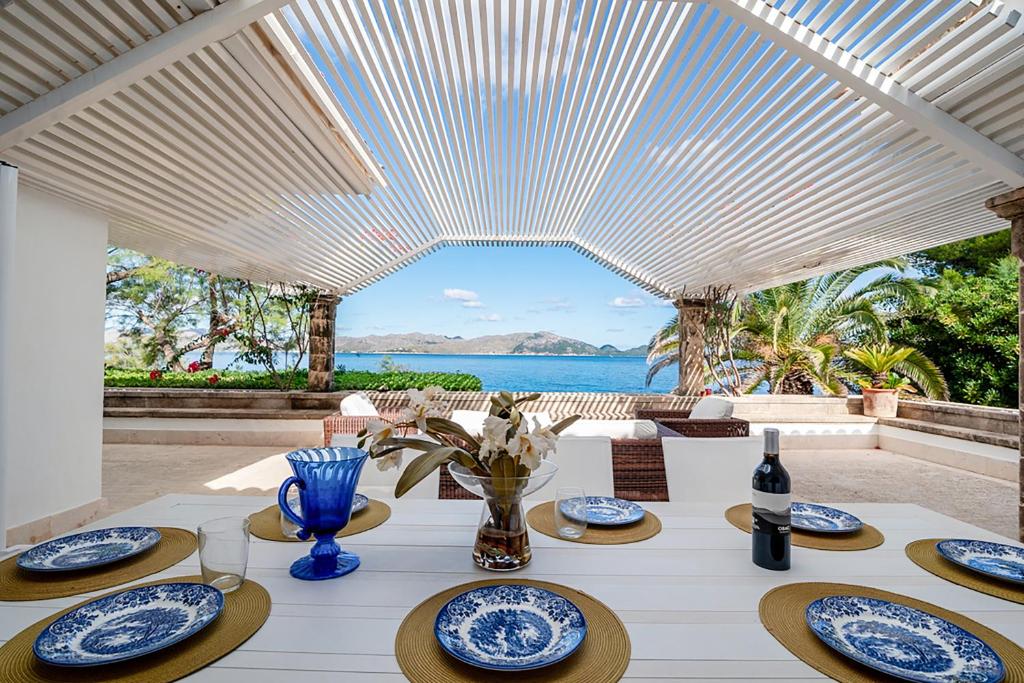 - une salle à manger avec une table et une vue sur l'océan dans l'établissement CAN RAMIS, à Cielo de Bonaire 