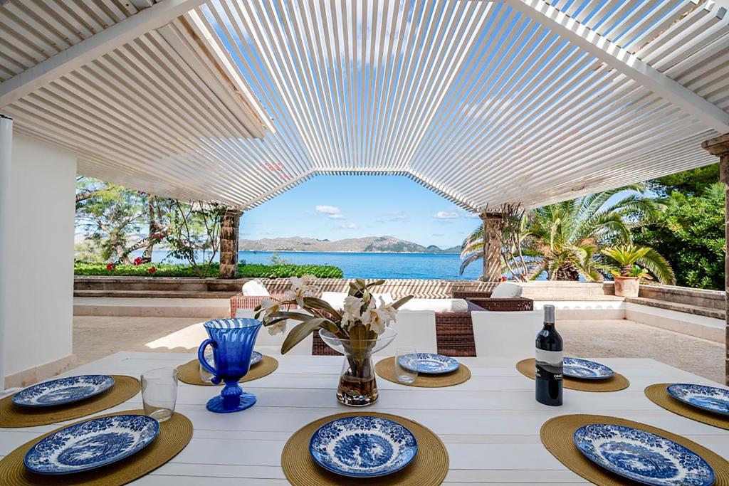 una sala da pranzo con tavolo e vista sull'oceano di CAN RAMIS a Cielo de Bonaire 