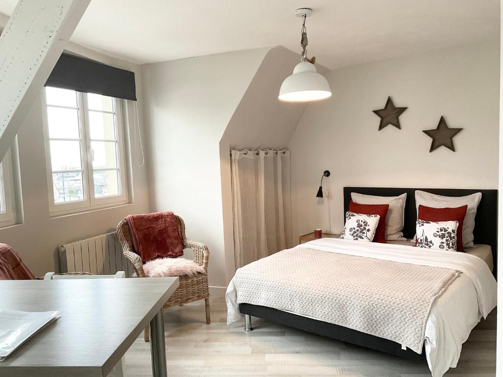 1 dormitorio con 1 cama con estrellas en la pared en Mon Port d'Attache, en Port-en-Bessin-Huppain