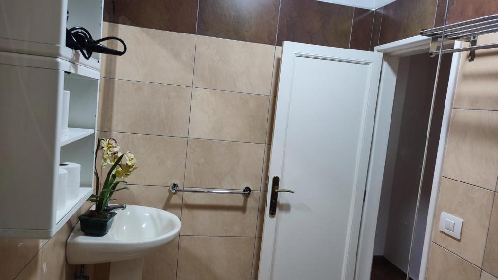 Koupelna v ubytování Casa" VISTAS AL TEIDE" mar Piscina privada parking cubierto gratuito en las instalaciones