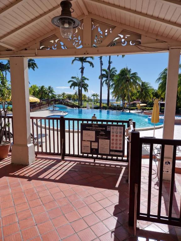 Bazén v ubytování Studio RDC La Désirade Martinique accès direct plage nebo v jeho okolí
