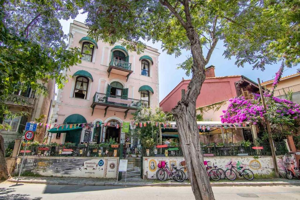 um edifício com bicicletas estacionadas em frente em Büyükada Anastasia Meziki History Mansion em Buyukada