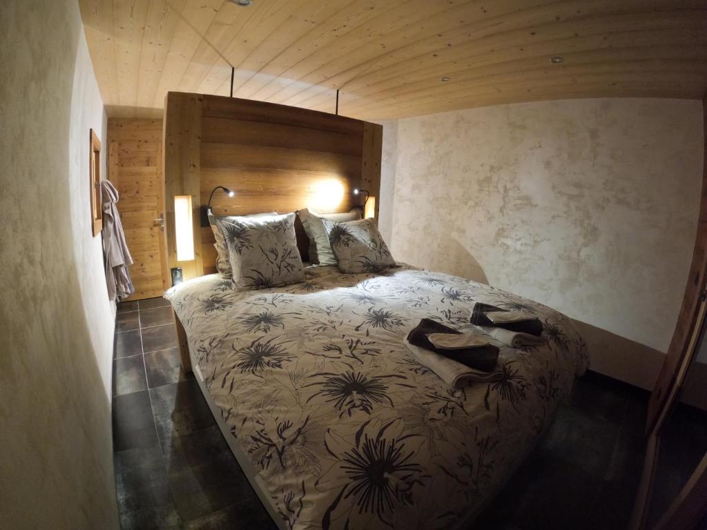Tempat tidur dalam kamar di Chalet Anzac Chalet 5 Etoiles en Rondins Tout Neuf Unique dans les Aravis