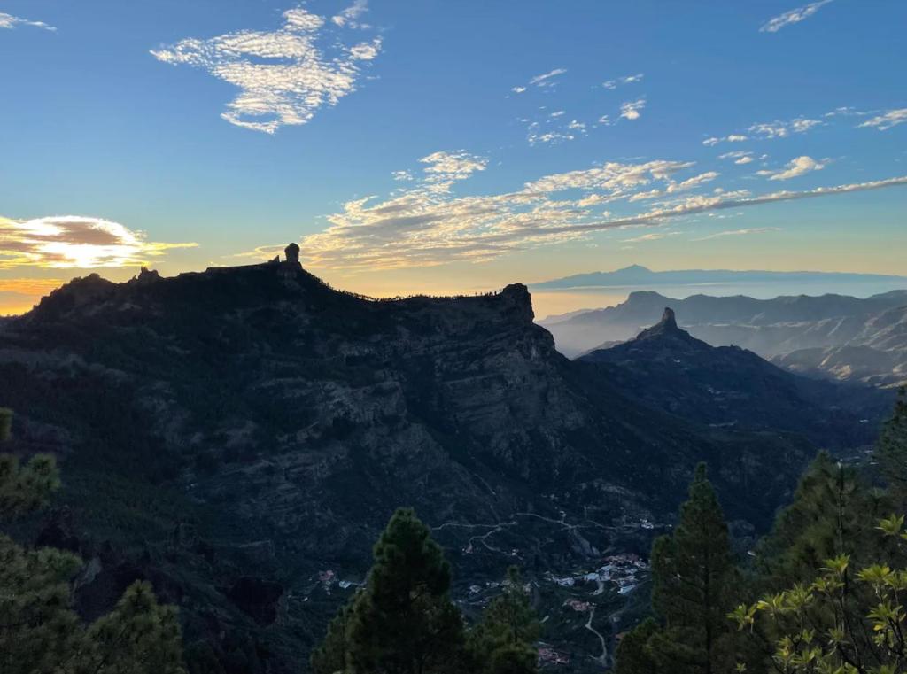 widok na niebieskie góry o zachodzie słońca w obiekcie Acogedor y cómodo apartamento con piscina w mieście Las Palmas de Gran Canaria