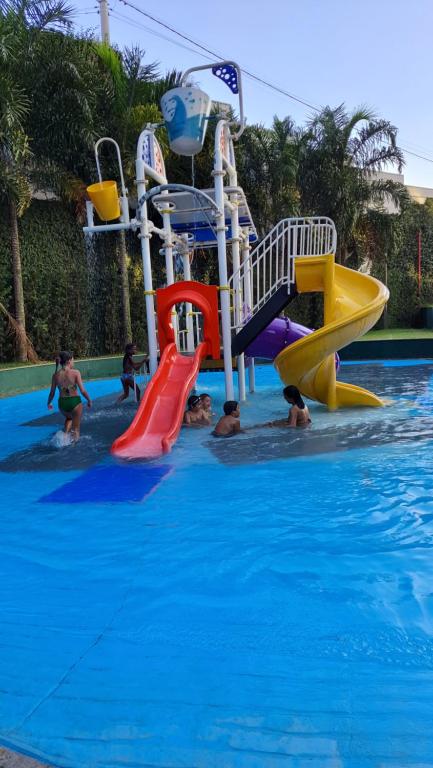 eine Gruppe von Menschen, die in einem Schwimmbecken spielen in der Unterkunft Olímpia Park Resort in Olímpia