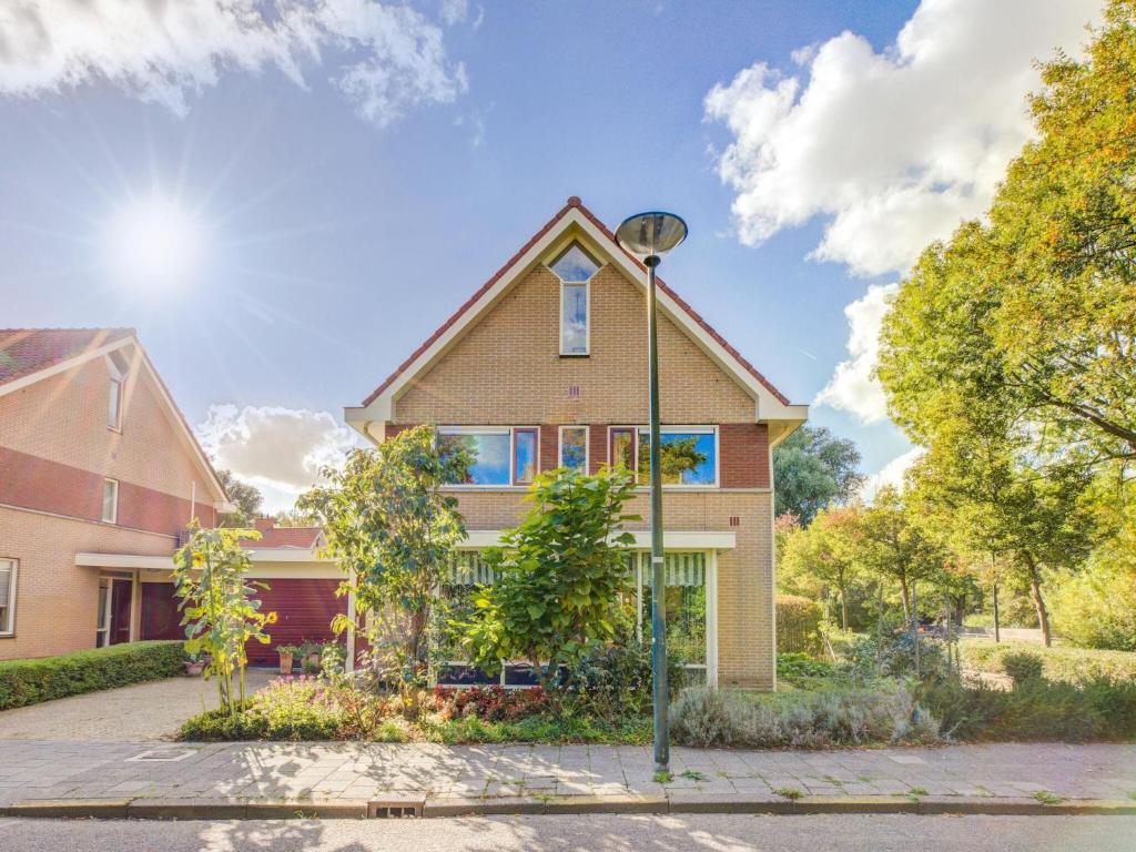 una casa con un lampione davanti di Comfy holiday home in Hoorn with French balcony a Hoorn