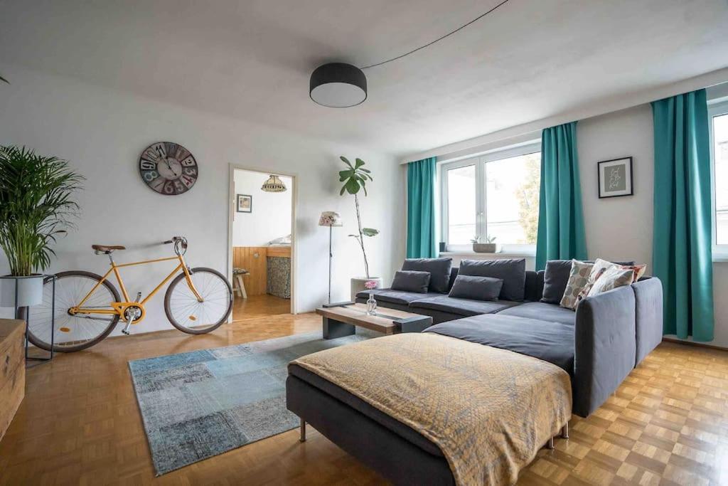 uma sala de estar com um sofá e uma bicicleta em Cozy and stylish Apartment near Schönbrunn Castle em Viena