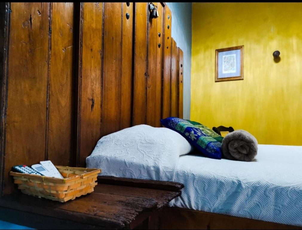 - une chambre avec 2 lits et un mur en bois dans l'établissement Hotel Tihosuco Colonial, à Ekpedz