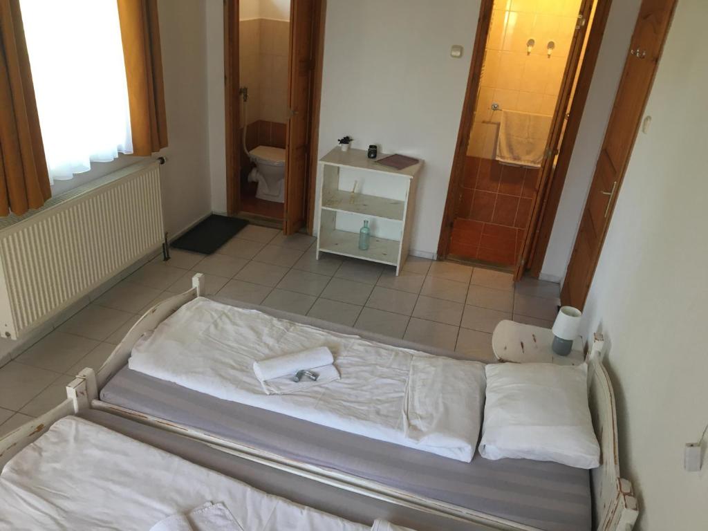 Posteľ alebo postele v izbe v ubytovaní Napsütötte Kehida
