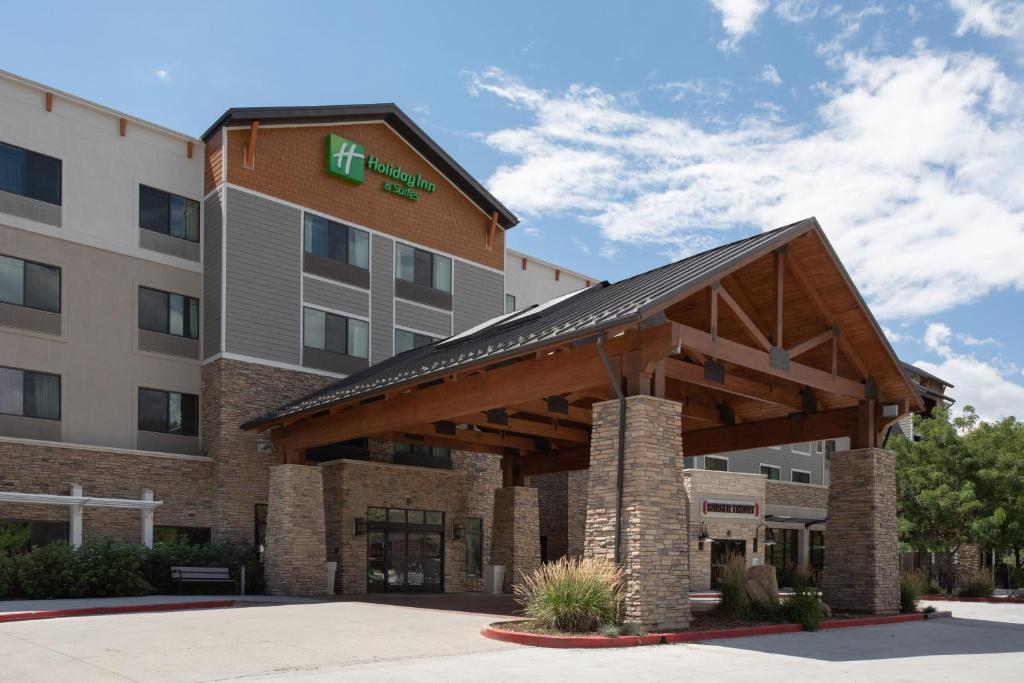 Bild eines Hotels mit einem Gebäude in der Unterkunft Holiday Inn & Suites Durango Downtown, an IHG Hotel in Durango