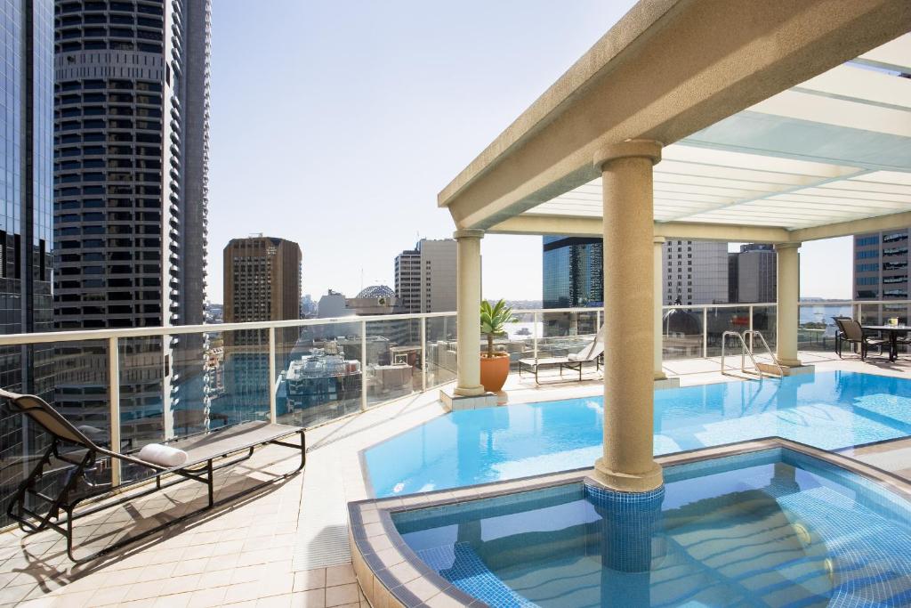 雪梨的住宿－邦德街曼特拉2酒店，大楼顶部带游泳池的阳台