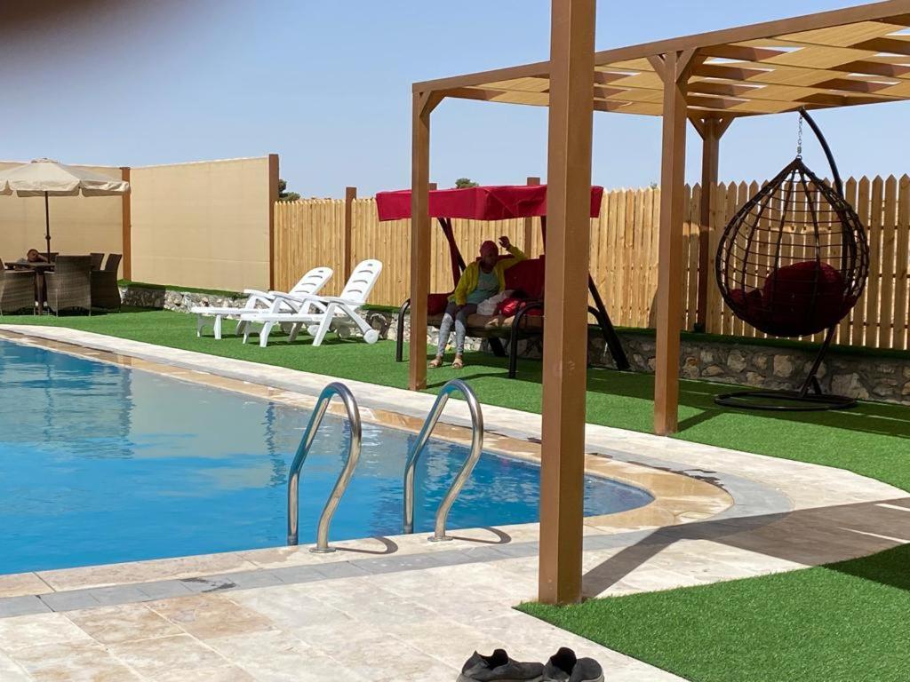 - une piscine avec un hamac et une balançoire dans l'établissement Fog Mountain Hotel Rooms & sauna, 