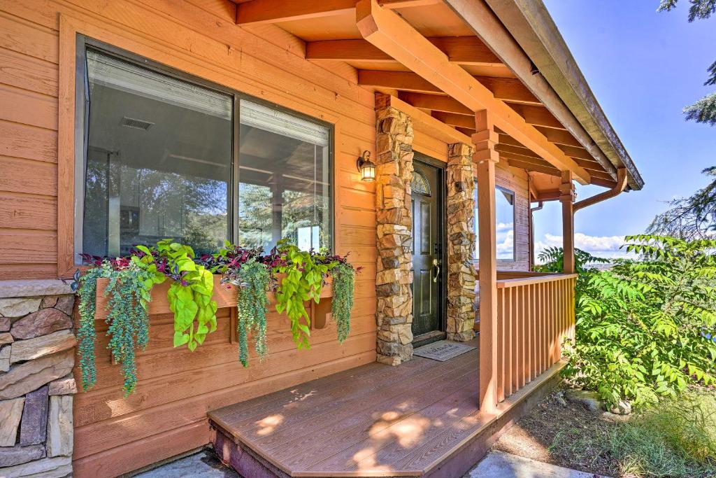 une terrasse couverte à l'avant d'une maison ornée de plantes dans l'établissement Scenic Prescott Escape with Private Hot Tub!, à Prescott