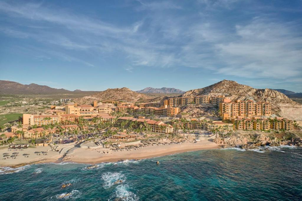 eine Luftansicht eines Resorts am Strand in der Unterkunft Grand Fiesta Americana Los Cabos All Inclusive Golf & Spa in Cabo San Lucas