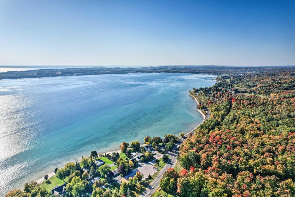 eine Luftaufnahme der Uferlinie eines Sees in der Unterkunft Secluded Suttons Bay Retreat with Fire Pit! in Suttons Bay