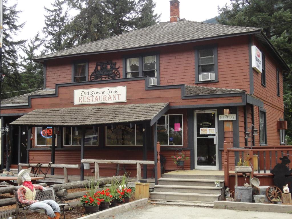 Old Towne Inne Chuckwagon Bar & Grill في Boston Bar: منزل عليه لافته على الواجهه