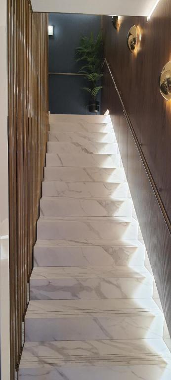 a staircase in a lobby with white marble floors at APARTAMENTO FRANJA 50 Gastromaar in A Coruña