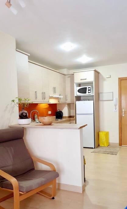 Kuchnia lub aneks kuchenny w obiekcie Lovely studio in centre of Torre, near the beach