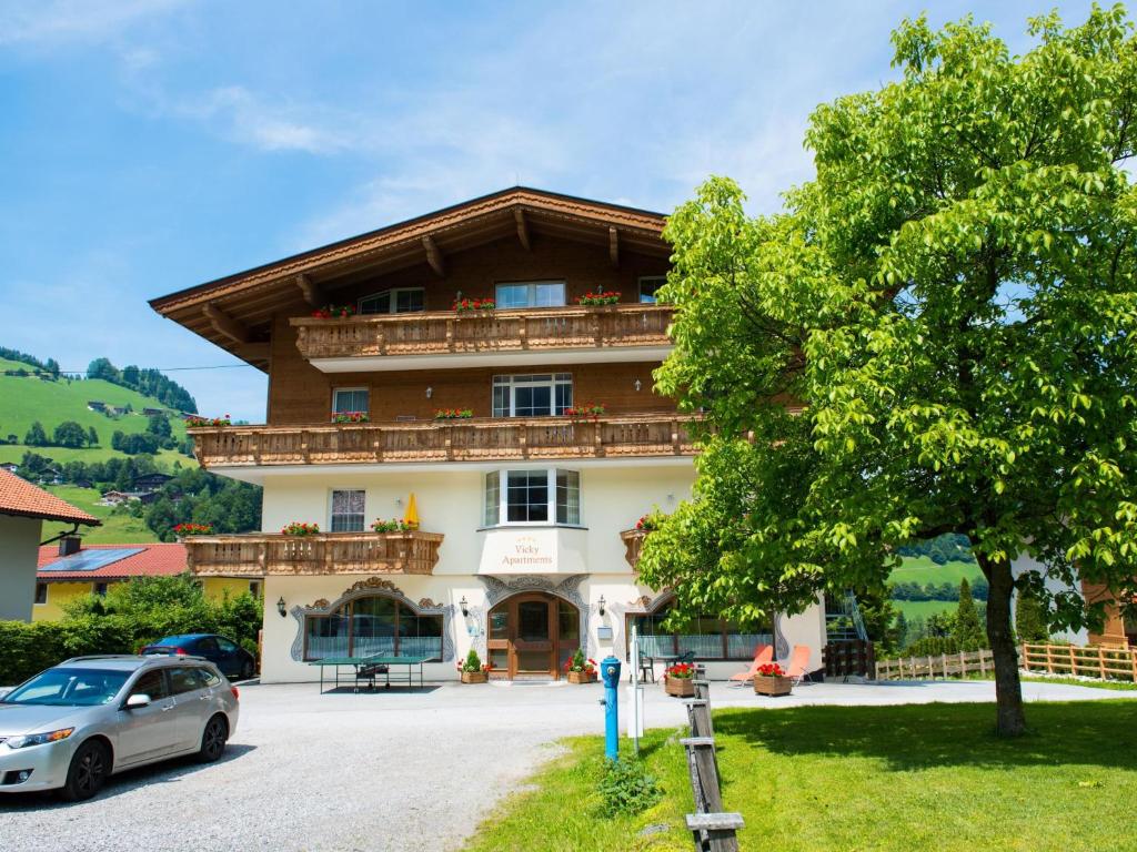 dom z samochodem zaparkowanym przed nim w obiekcie Vicky Apartment Large w mieście Niederau