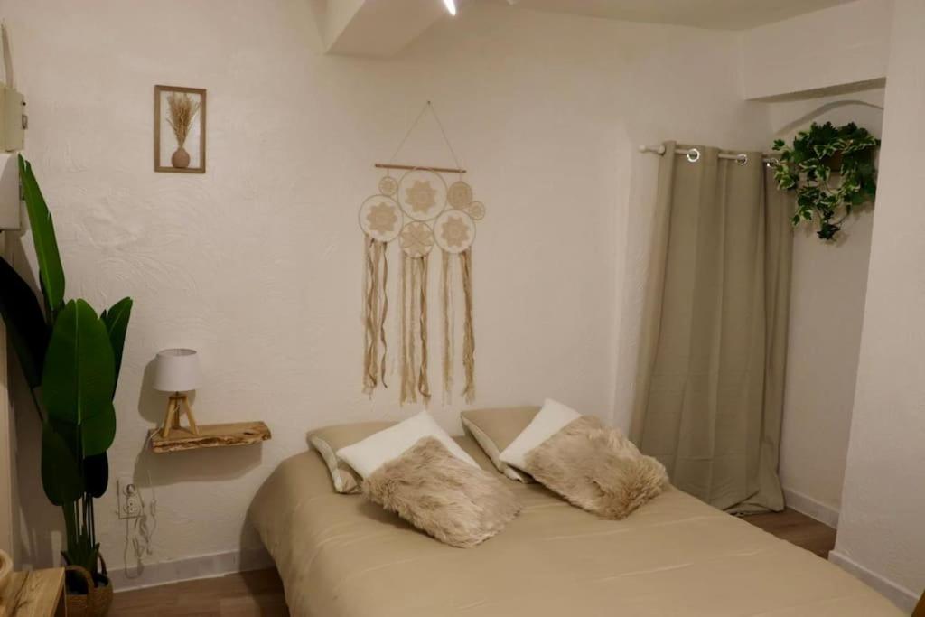 une chambre avec un lit avec deux oreillers dessus dans l'établissement Magnifique appartement au cœur d’Avignon, à Avignon