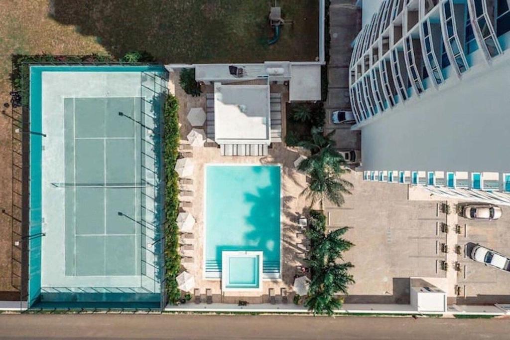 an overhead view of a swimming pool next to a building at Chic and Relax Apartamento Juan Dolio in San Pedro de Macorís
